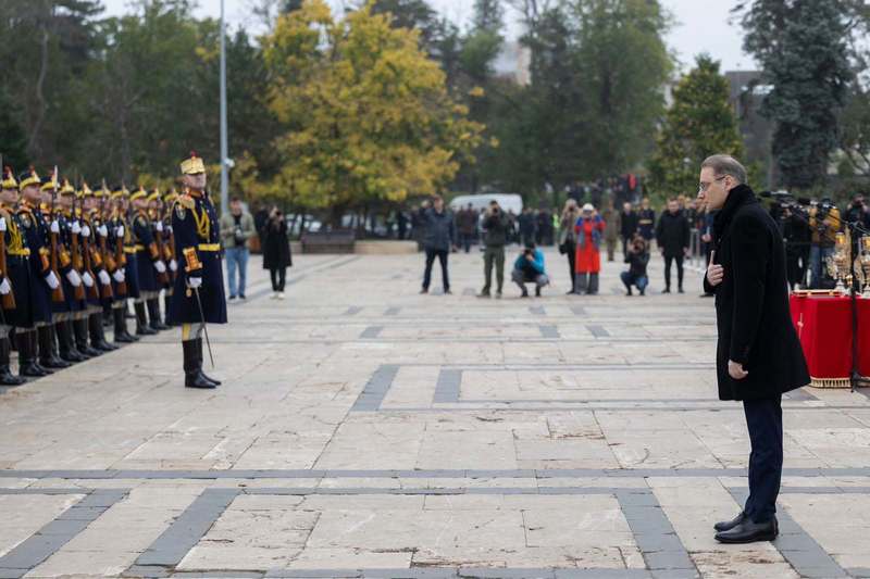 NEWS.ro: Luca Niculescu: Guvernul pe care îl conduc şi-a asumat trei direcţii clare în domeniul apărării: modernizarea Armatei, consolidarea alianţelor noastre şi respectul faţă de omul în uniformă / Avem datoria să le oferim militarilor noştri condiţii demne