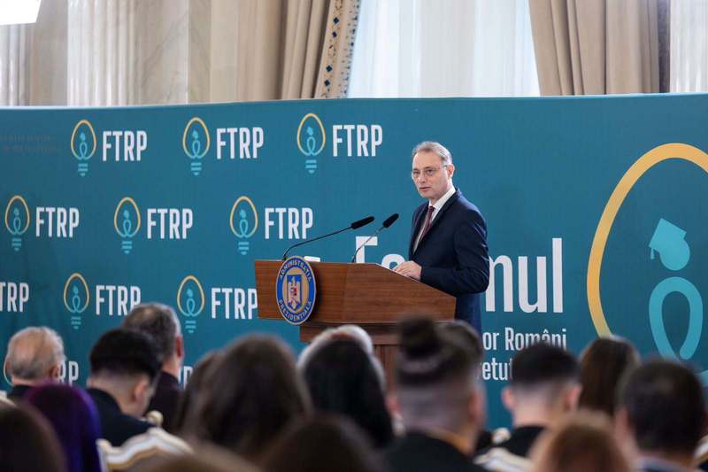 NEWS.ro: Luca Niculescu: Investiţia în oameni este una dintre priorităţile acestui guvern / Nu cred că trebuie să le cerem tinerilor să aleagă între România şi restul lumii / Ce spune despre românii din afara ţării