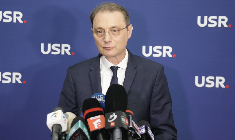 NEWS.ro: Luca Niculescu: S-au făcut progrese faţă de săptămâna trecută. Există partide care spun că vor vota acest Guvern, iar discuţiile continuă / Aş prefera un Guvern care să fie politic, sau o formulă mixtă, politic-tehnocrat