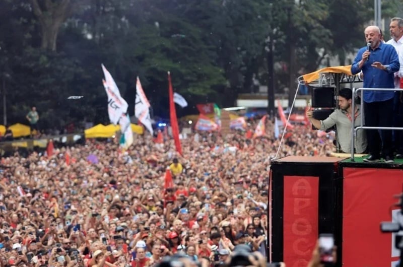 NEWS.ro: Lula, devansat de Bolsonaro, recuperează în sondaje în vederea turului doi al alegerilor prezidenţiale