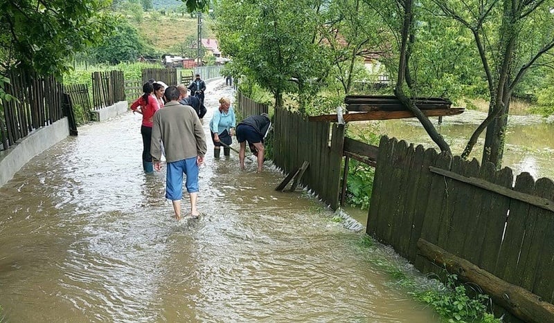 NEWS.ro: Mai multe zone din Constanţa au fost inundate în urma unei ploi torenţiale / Meteorologii au emis un cod portocaliu şi un cod roşu de precipitaţii / Au fost emise două mesaje RO-Alert - VIDEO