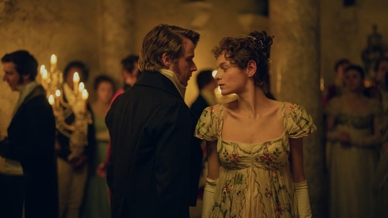 NEWS.ro: „Mândrie şi Prejudecată”, cu Emma Corrin şi Jack Lowden, va fi lansat pe Netflix în 3 decembrie/ VIDEO