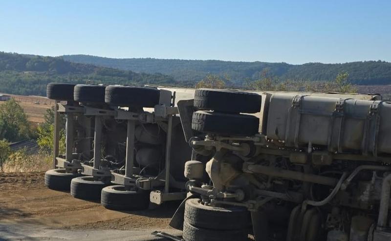 NEWS.ro: Mehedinţi: Trafic rutier blocat între localităţile Malovăţ şi Colibaşi, după ce un autocamion încărcat cu pământ şi pietriş s-a răsturnat pe şosea/ Şoferul a fost rănit/ Circulaţia ar putea fi reluată după ora 16.00