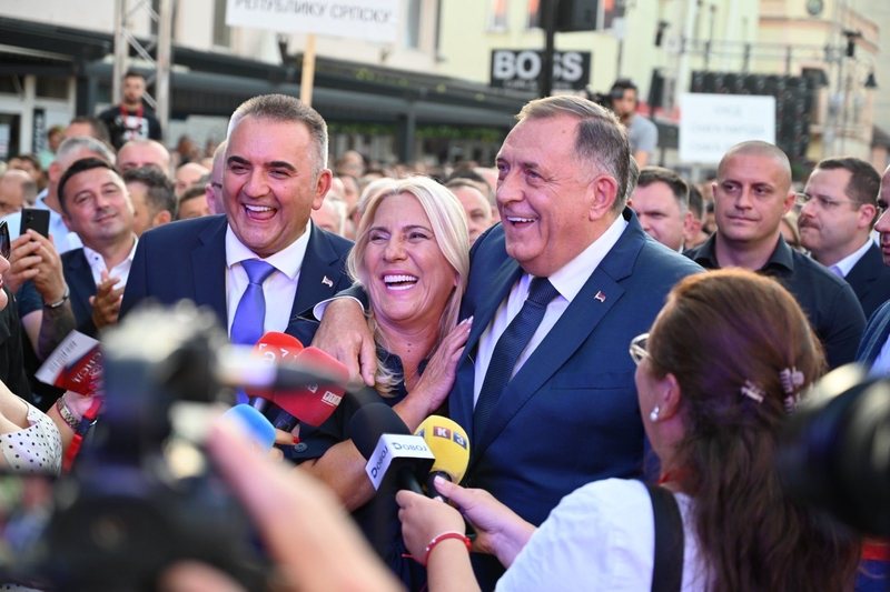 NEWS.ro: Milorad Dodik şi-a proclamat victoria la alegerile din Bosnia, pe fondul tensiunilor etnice şi al speranţelor legate de aderarea la UE