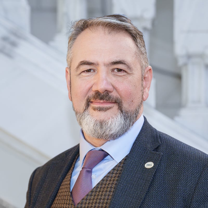NEWS.ro: Ministrul Educaţiei: Ce vreau eu: să avem şcoli sigure / Şcolile noastre acum sunt cam singure, sunt lăsate oarecum de izbelişte / Profesorii şi elevii trebuie să se simtă protejaţi / Chiar mâine vrem să cerem suplimentarea numărului de paznici