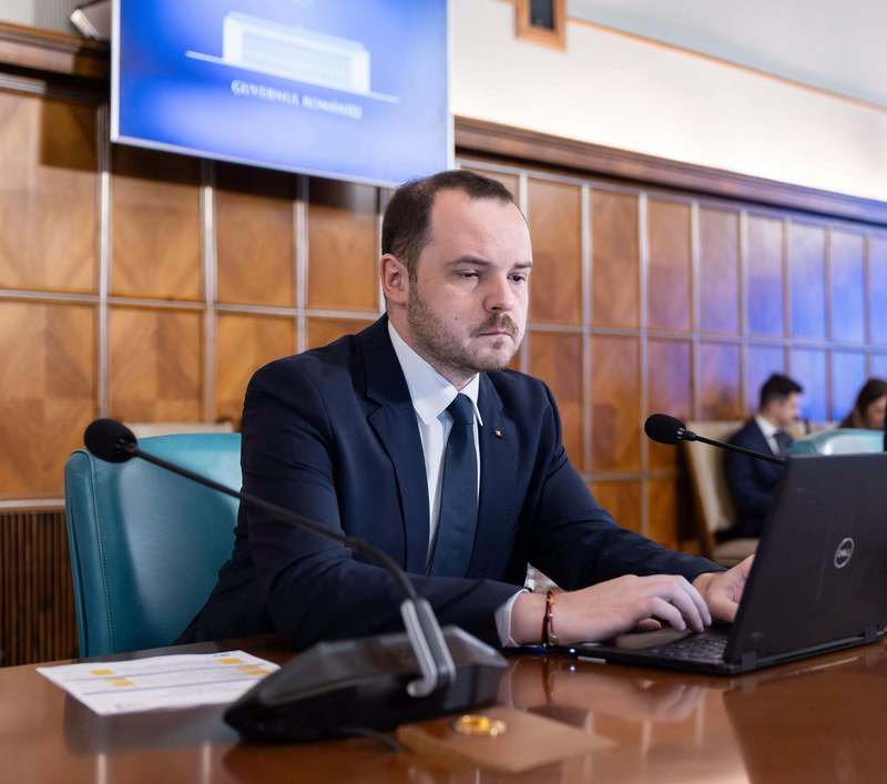 NEWS.ro: Ministrul Sănătăţii: Există deja spitale nou construite de la zero, în care deja se tratează pacienţi / Ca o cifră rotundă, 8 spitale sunt finalizate, alte 9 spitale sunt în construcţie în diferite grade şi până la finalul anului se vor mai inaugura două