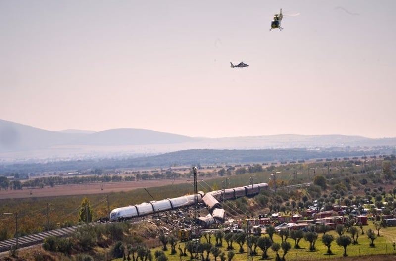 NEWS.ro: Ministrul spaniol al Transporturilor evocă o ”decizie greşită” în coliziunea feroviară din Spania şi apără fiabilitatea reţelei feroviare spaniole. O pană informatică a oprit sistemul de securitate LZB şi a oprit şase trenuri în zonă