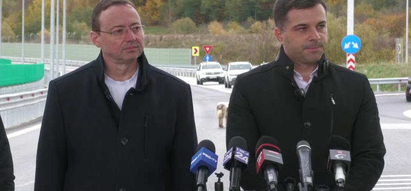 NEWS.ro: Ministrul Transporturilor: Lotul 4 al autostrăzii Sibiu-Piteşti va fi dat în circulaţie luna viitoare / Pe celelalte loturi se lucrează pe 45% din capacitatea şantierului, din cauza acordului de mediu revizuit, care este blocat