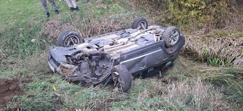 NEWS.ro: Neamţ: Doi copii, de 4 şi 7 ani, au ajuns la spital după ce maşina în care se aflau s-a răsturnat în albia unui râu / Accidentul s-a produs după ce şoferul a evitat să lovească un câine