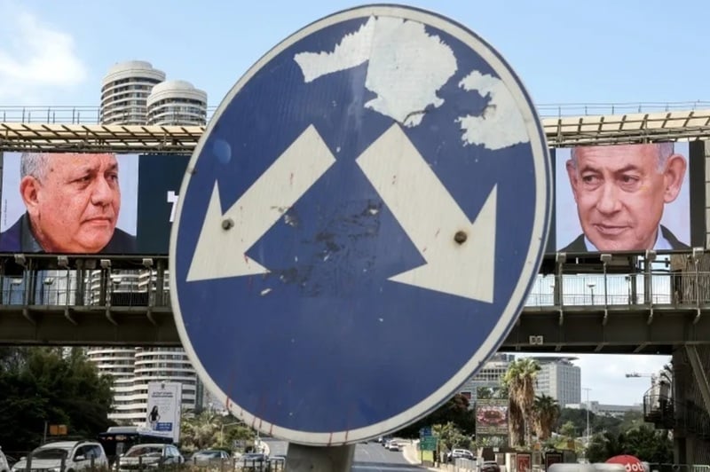 NEWS.ro: Netanyahu anunţă, în timp ce votează în alegerile legislative, arestarea a trei oficiali dintr-un partid arab în sudul Israelului. El îşi acuză opozanţii arabi, după ce i-a atacat toată campania, că vor ”să fure alegerile”