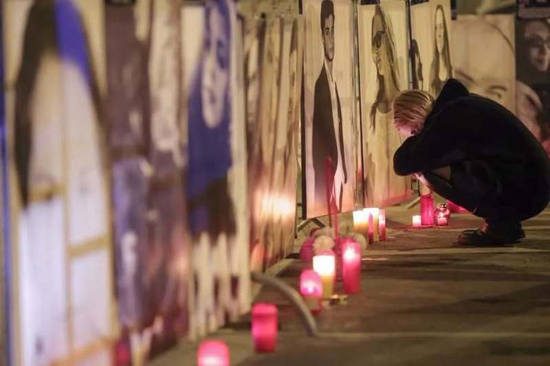 NEWS.ro: Nicuşor Dan depune flori la fostul club Colectiv din Capitală, la 11 ani de la incendiul devastator care a ucis 65 de oameni şi a rănit peste 160