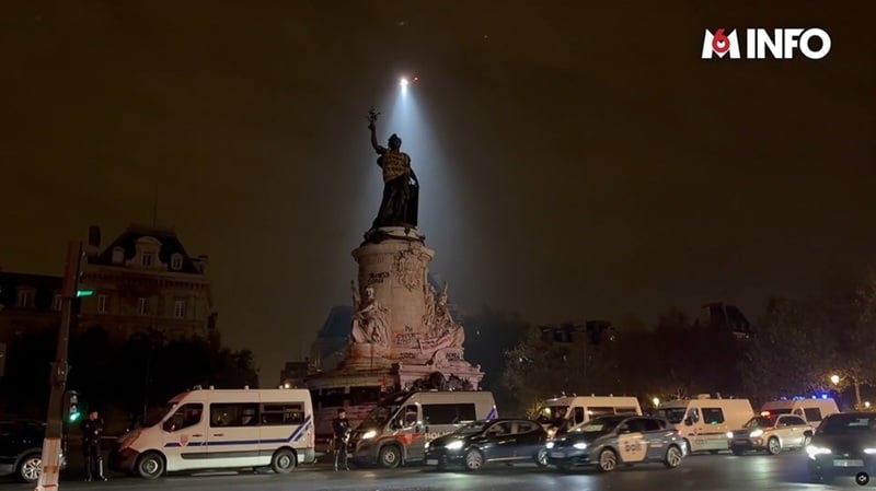 NEWS.ro: Noi interdicţii de circulaţie pe timpul nopţii şi ale adunărilor, a treia noapte la rând, în mai multe cartiere la Paris, în urma violenţelor urbane