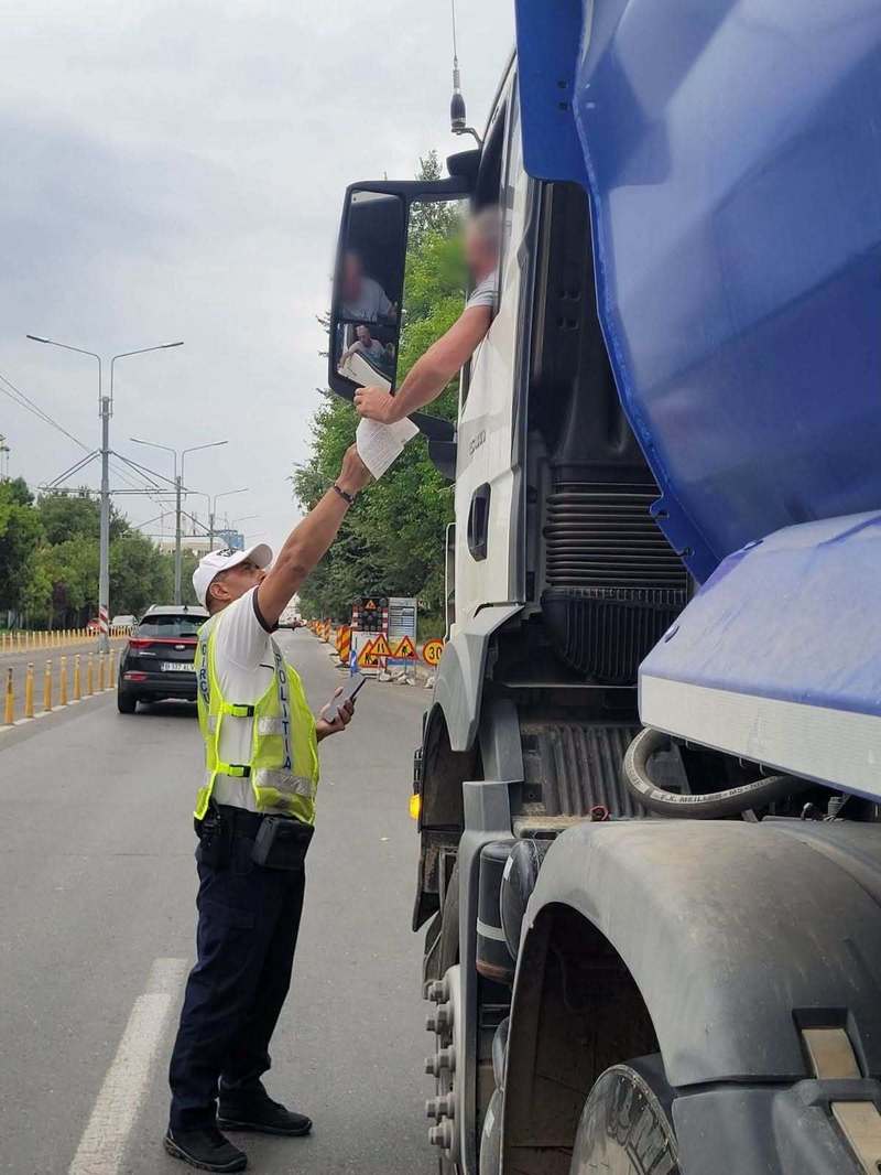 NEWS.ro: Nou regulament pentru circulaţia camioanelor în Bucureşti – Se extind restricţiile de tonaj la nivelul întregului oraş / Se dublează amenzile pentru transportatorii care circulă fără autorizaţie / Care sunt tarifele / Părerile sunt împărţite