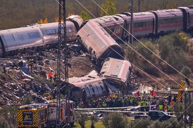 NEWS.ro: Numărul morţilor a ajuns la 68 în urma coliziunii dintre două trenuri de mare viteză în apropiere de Toledo. Dispecerul de trafic este audiat, în condiţiile în care ministrul transporturilor a vorbit despre o „decizie inexplicabilă”