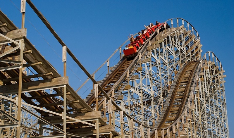 NEWS.ro: O persoană a murit şi mai multe au fost rănite în urma unui incident petrecut pe un rollercoaster la Six Flags