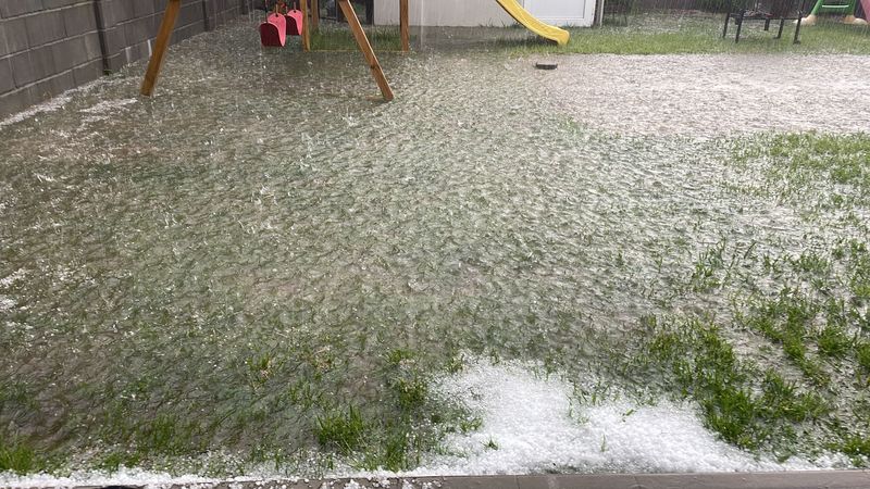 NEWS.ro: O ploaie torenţială a blocat canalizarea pe o stradă din Cluj Napoca, duminică seară. Carosabilul a fost acoperit parţial cu spumă albă, după ce canalele au refulat
