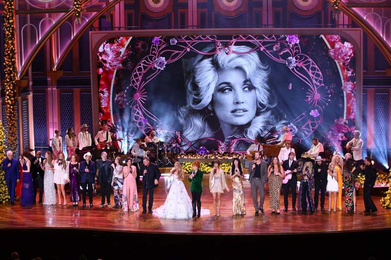 NEWS.ro: Omagiu adus lui Dolly Parton la gala Country Music Association: Sabrina Carpenter, Julia Roberts, Oprah şi alte vedete au evocat-o pe legenda muzicii country, considerată „marea unificatoare”