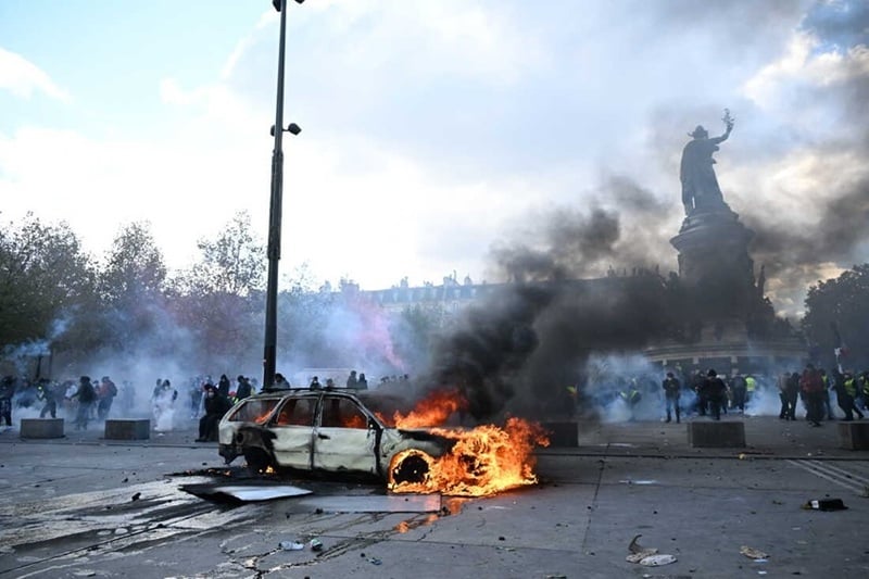 NEWS.ro: „Oraşe întregi luate ostatice”. Violenţe urbane în Franţa, Italia, Belgia, Albania. Scenele de haos şi jafurile cuprind o parte din Europa
