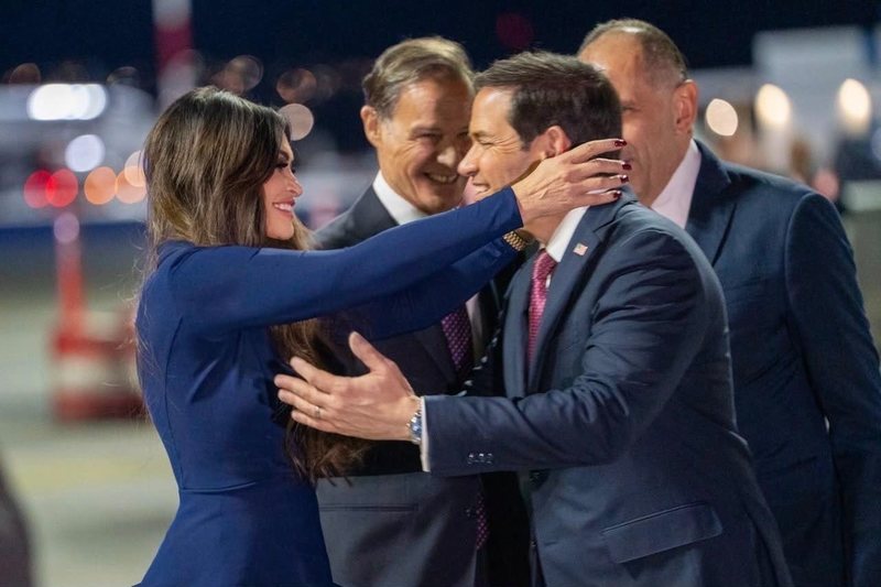 NEWS.ro: Organismul de control al Departamentului de Stat o anchetează pe Kimberly Guilfoyle, în urma acuzaţiilor conform cărora ar fi cerut 100.000 de dolari  unui donator al lui Trump în schimbul intervenţiilor pe lângă administraţia americană