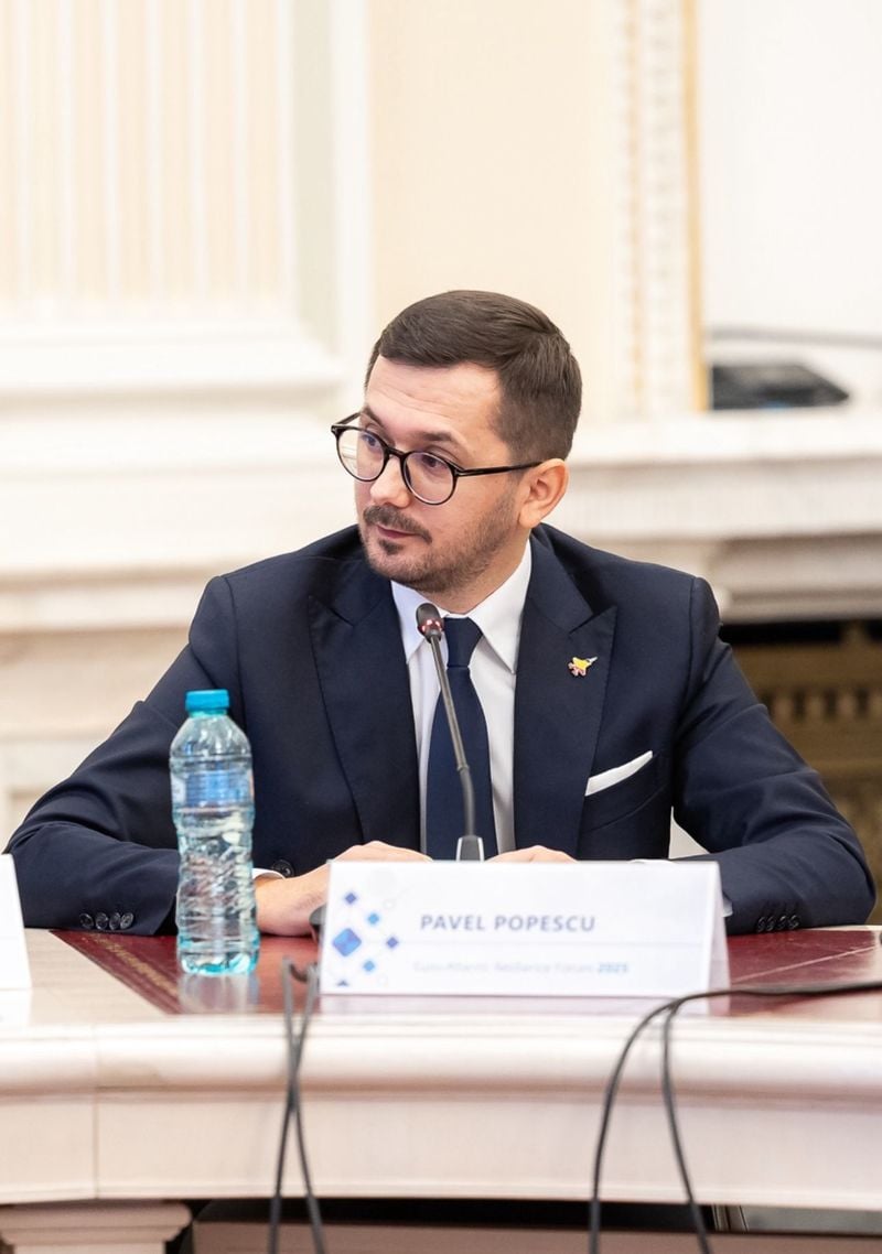 NEWS.ro: Pavel Popescu (ANCOM): Vestita doamnă Ioana Dogioiu, care înjura de zor parteneriatul cu SUA, insultând conducerea Americii, continuă dezinformarea / Minciuna pare a fi fost standard obligatoriu pentru a intra în echipa de consiliere a lui Bolojan