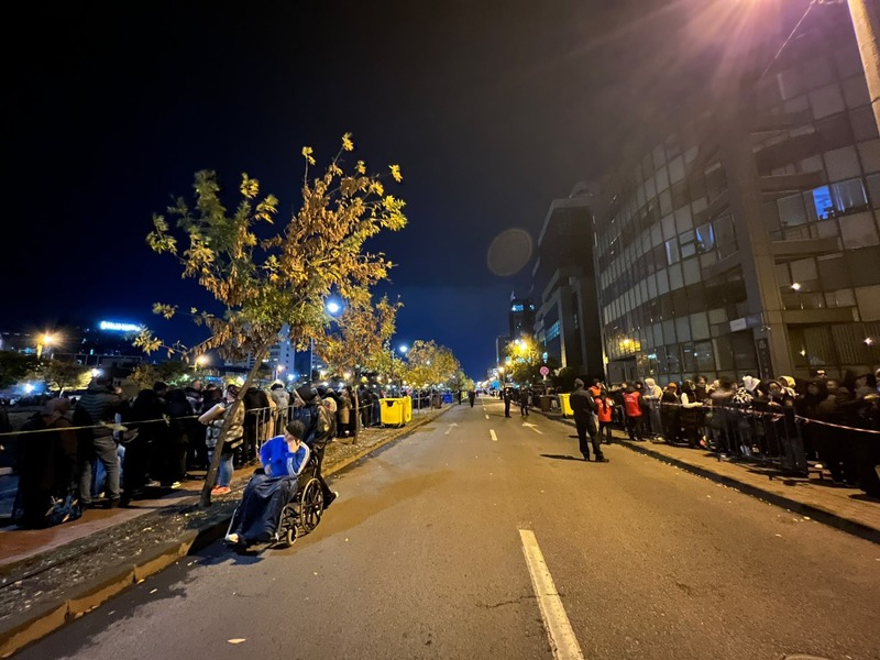 NEWS.ro: Pelerinajul religios de la Iaşi: Mai multe persoane au forţat rândul şi au devenit violente pentru a ajunge mai repede să se închine la sfintele moaşte. A fost necesară intervenţia jandarmilor, iar patru persoane au fost amendate