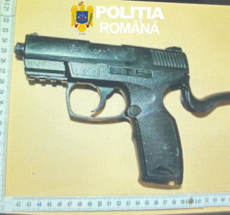 NEWS.ro: Perchezitii într-un dosar de proxenetism – Doi bărbaţi ar fi închiriat o locuinţă în Bucureşti şi ar fi racolat clienţi din mediu online