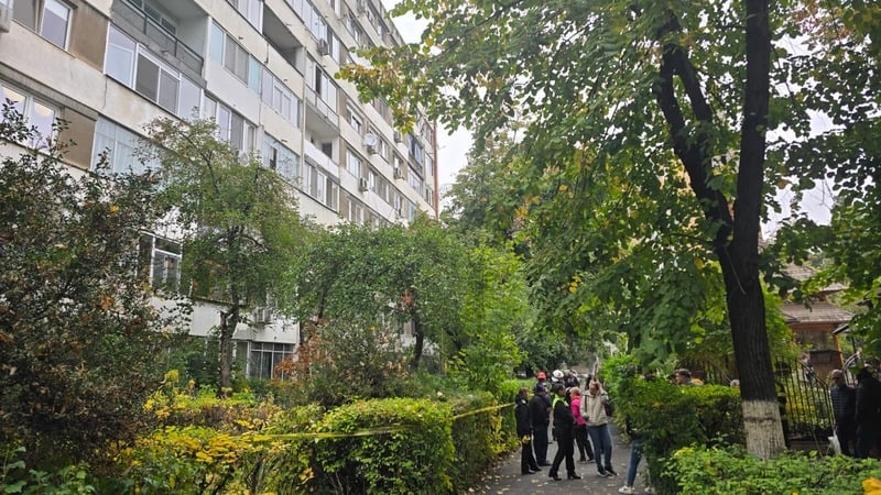 NEWS.ro: Persoane evacuate dintr-un bloc din Sectorul 6, după ce s-a semnalat o crăpătură între două scări, de la etajul 5 până la etajul 8 / Imobilul semnalat cu risc seismic / Nu este clar cum a apărut crăpătura - FOTO