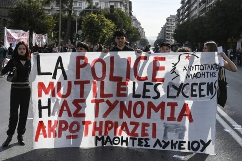 NEWS.ro: Peste 10.000 de studenţi, elevi şi funcţionari manifestează în Grecia împotriva traiului scump, ”la fel ca-n Franţa”