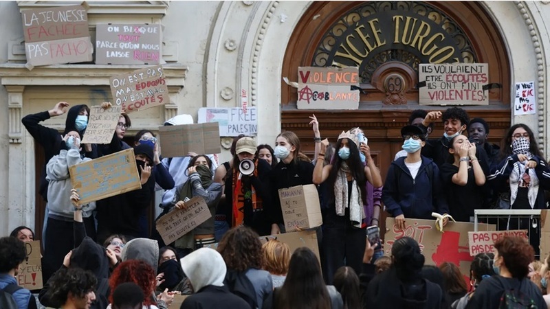 NEWS.ro: Peste 5.000 de reţineri în Franţa, de la începutul contestării liceenilor. Liga Drepturilor Omului denunţă ”o derivă globală de la statul de drept” prin intervenţii ale forţelor de ordine împotriva adolescenţilor