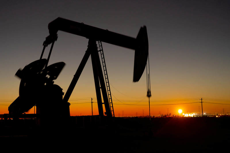 NEWS.ro: Petrolul se scumpeşte cu 2% după atacurile asupra Arabiei Saudite, în pofida acordului anunţat de Trump privind motorina rusească