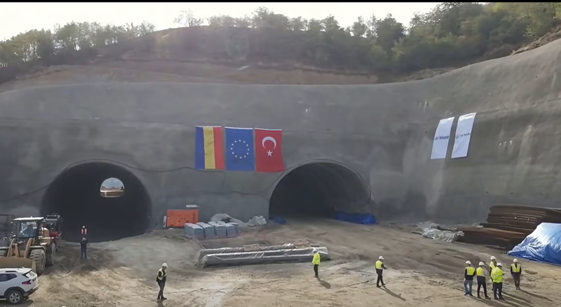 NEWS.ro: Pistol (CNAIR): A doua galerie, de 264 m, a tunelului Boiţa 1, de pe Autostrada Sibiu - Piteşti a fost străpunsă  - FOTO, VIDEO