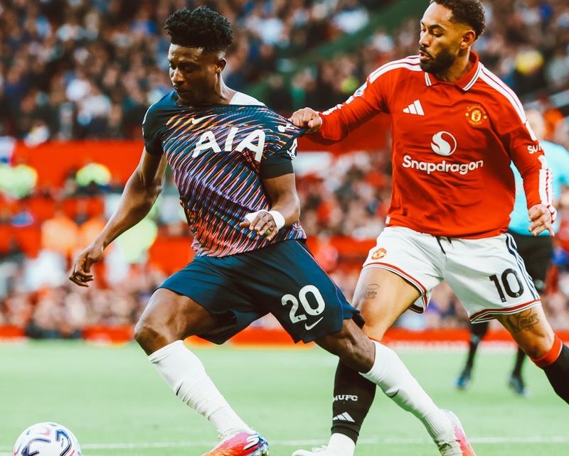 NEWS.ro: Premier League: Un gol marcat de Solanke pe final a salvat un egal pentru Spurs în confruntarea cu Manchester United / Rezultatele meciurilor de sâmbătă