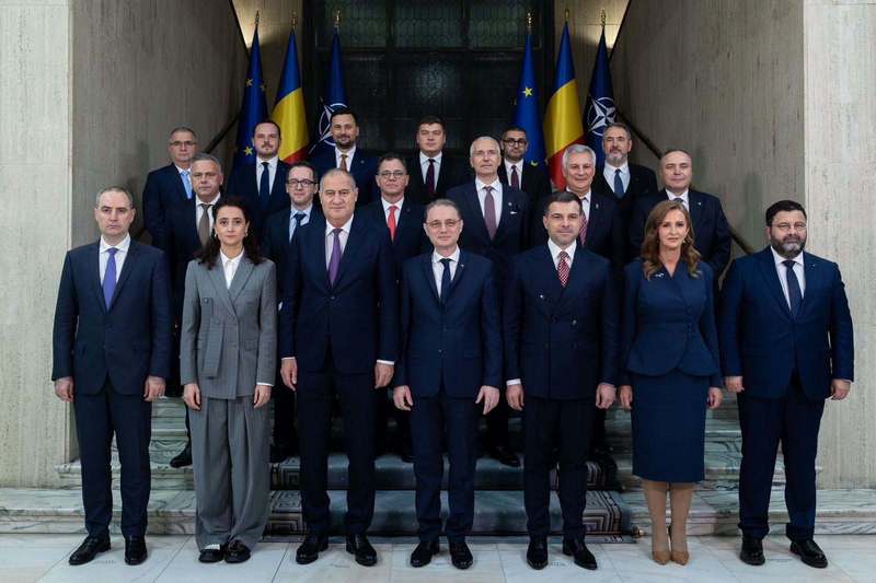 NEWS.ro: Premierul Luca Niculescu participă la preluarea mandatelor de către mai mulţi miniştri