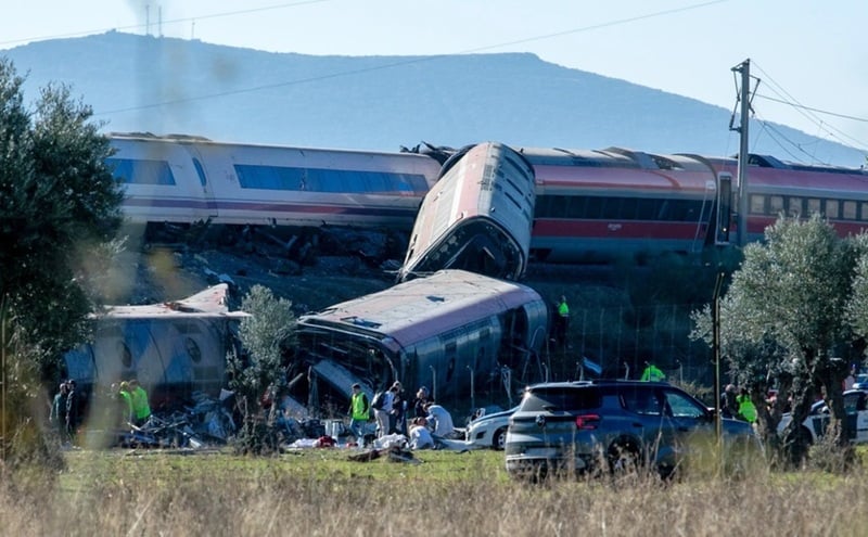 NEWS.ro: Premierul spaniol Pedro Sánchez se declară ”consternat de acest accident grav”, după coliziunea a două trenuri, soldată cu 39 de morţi
