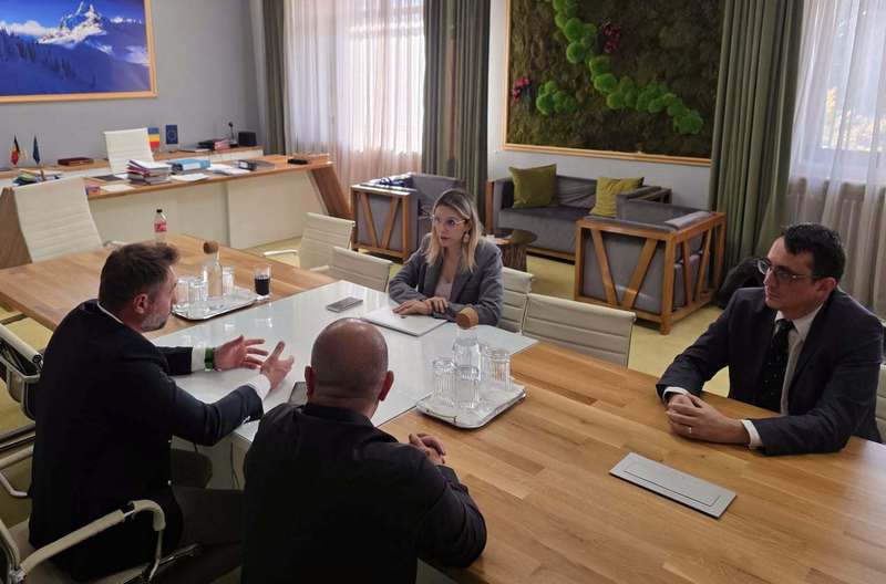 NEWS.ro: Preşedintele FRAS, întâlnire cu Diana Buzoianu cu privire la competiţiile auto în oraşe / Întâlnirea a venit după ce organizatorul CN de Drift a fost amendat de Garda de Mediu, după desfăşurarea ultimei etape a campionatului în Piaţa Constituţiei