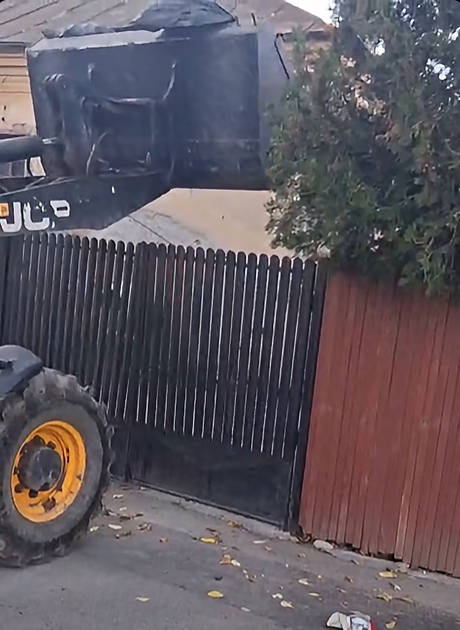 NEWS.ro: Primăria Băileşti a dus cu excavatorul, acasă la un localnic, gunoiul pe care acesta îl aruncase ilegal. Gestul a provocat nemulţumirea internauţilor, care consideră că „isprava” a costat mai mult administraţia locală - VIDEO