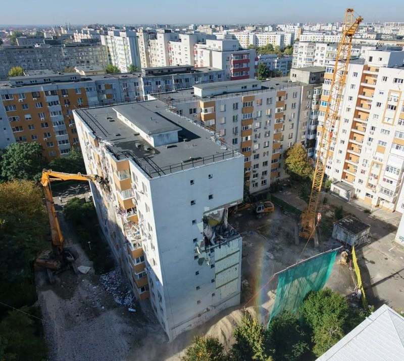 NEWS.ro: Primăria Capitalei: Intrăm în ultima etapă a lucrărilor programate la blocul din Rahova / Constructorul a demolat astăzi, controlat, etajele 8-5, pe zona avariată şi urmează să verifice cât de sigur este etajul 4