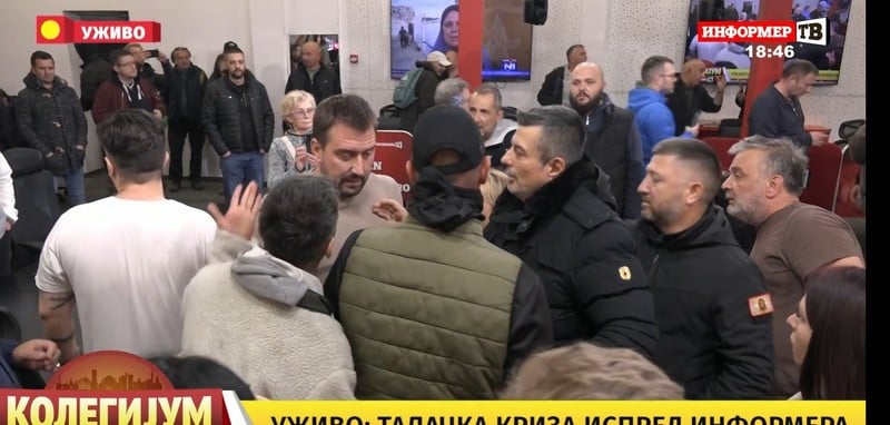 NEWS.ro: Protestatarii au pătruns într-un post de televiziune sârbesc pro-Vucic cerând arestarea redactorului-şef