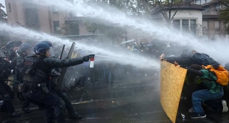 NEWS.ro: Proteste în Europa: 1.000 de persoane, arestate în timpul manifestaţiilor din Franţa. Au protestat peste 400.000 de francezi