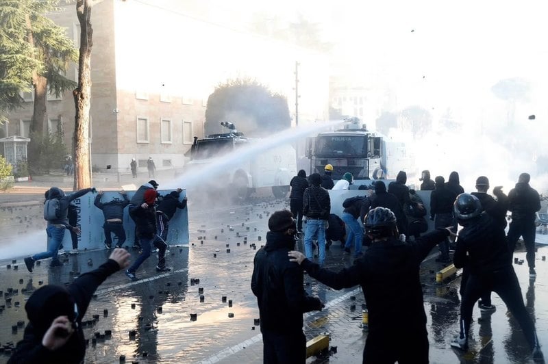 NEWS.ro: Proteste în Europa: În Albania, gaze lacrimogene şi mii de manifestanţi împotriva corupţiei - VIDEO