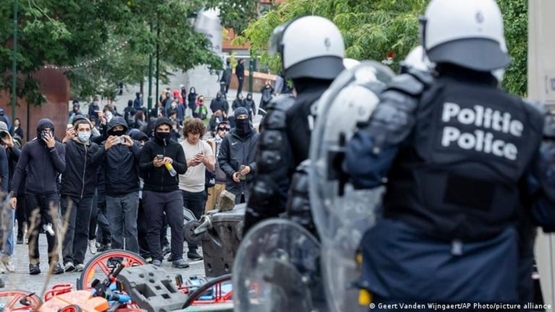 NEWS.ro: Proteste violente în Belgia faţă de scumpirea educaţiei; Manifestanţii s-au confruntat cu poliţia