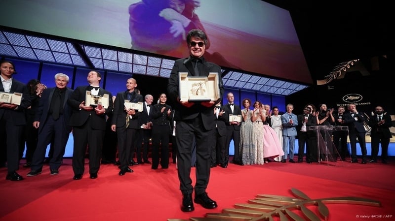 NEWS.ro: Regizorul Jafar Panahi a fost condamnat din nou la cinci ani de închisoare de autorităţile iraniene