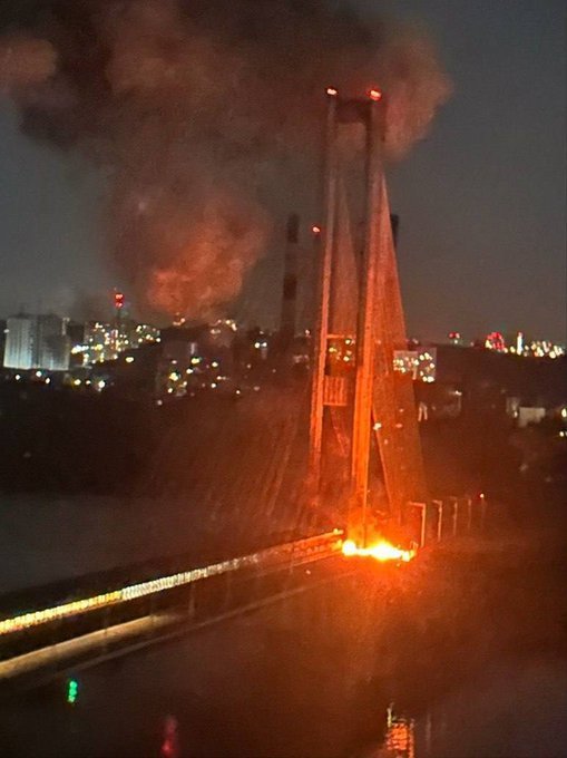NEWS.ro: Resturi ale unei drone ruseşti cad peste Kiev şi incendiază maşini