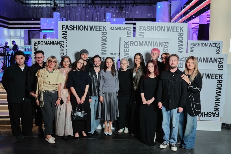 NEWS.ro: Romanian Fashion Week a încheiat RCW X Bucharest 2026 cu seara dedicată marilor designeri români. Mirabela Grădinaru, în public la prezentările de la TVR/ FOTO