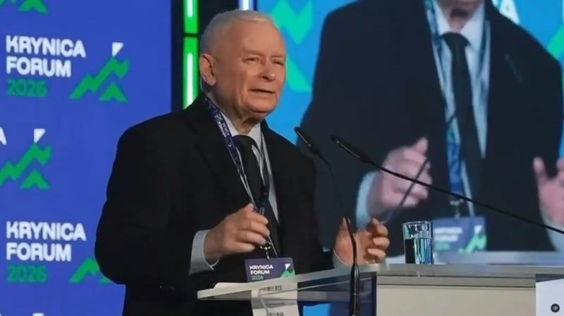 NEWS.ro: Şeful opoziţiei conservatoare poloneze PiS Jaroslaw Kaczynski ia în considerare o ieşire din UE, dacă nu se reformează aşa cum vrea el, Tusk i se opune. Kaczynski  cere desfiinţarea Comisie Europene şi un nou tratat între state