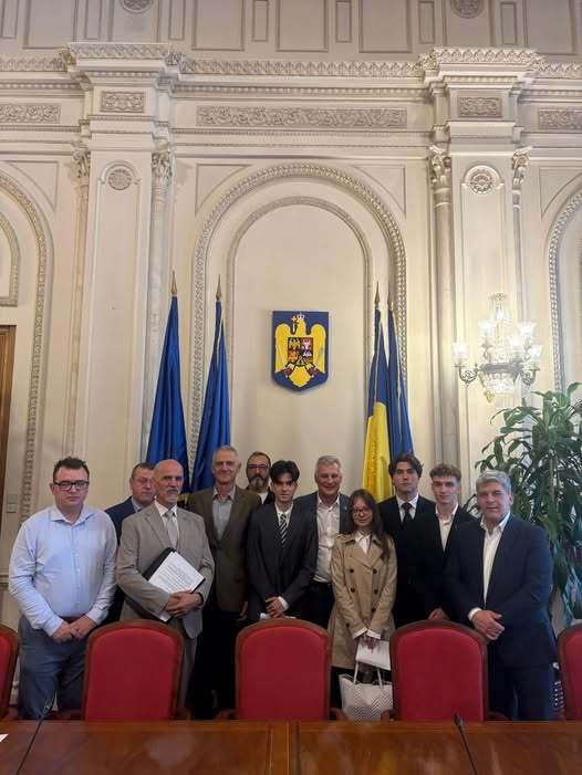 NEWS.ro: Senatorul PSD Daniel Zamfir, după întâlnirea cu reprezentanţii Consiliului Naţional al Elevilor: Voi susţine prin amendament la Camera Deputaţilor solicitarea lor ca aspectul uniformei fiecărei şcoli să rezulte prin implicarea totală a elevilor