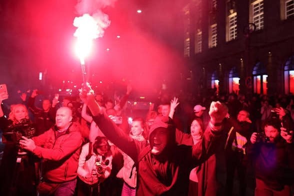 NEWS.ro: Serbia, într-o nouă eră. După înfrângerea lui Vucic, alegătorii aşteaptă să afle cum vor guverna liderii susţinuţi de studenţi. Aceştia se confruntă cu o serie de provocări dificile. Atmosferă sumbră la Moscova, care pierde un aliat