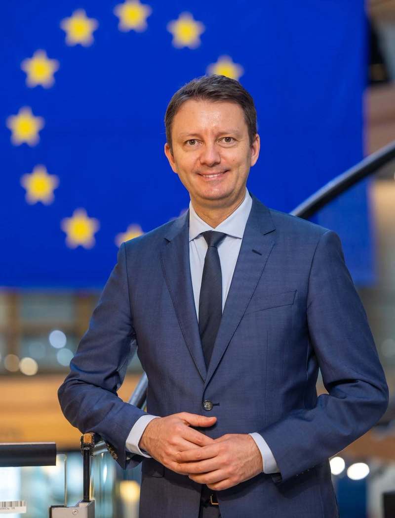NEWS.ro: Siegfried Mureşan: Retrogradarea înseamnă că totul se schimbă în relaţia cu investitorii: mai puţine investiţii, mai puţine locuri de muncă, dobânzi mai mari, datoria va fi mai greu de plătit, iar fiecare om ar resimţi acest lucru imediat/ Populismul cost