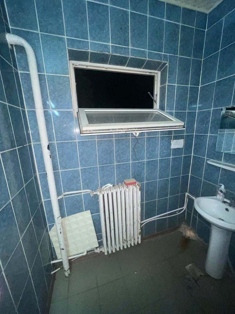 NEWS.ro: Sindicatul Europol, distribuind imagini cu grupurile sanitare mizere pe care le folosesc unii dintre poliţiştii din Teleorman: Condiţii care reduc la zero demnitatea/ La etaj, femeia de serviciu curăţă de trei ori pe zi toaleta folosită de inspectorul-şef