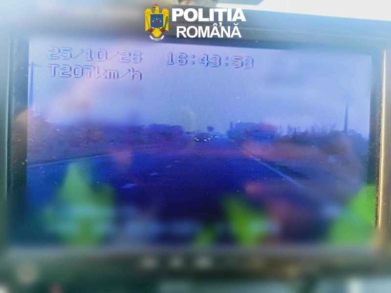 NEWS.ro: Şofer prins conducând cu 207 km/h pe un sector de drum cu limită de 70 de km/h, în judeţul Timiş/ A rămas patru luni fără permis şi a fost amendat cu 4.325 de lei